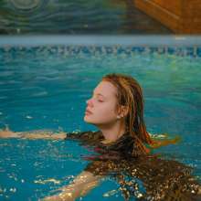 Wet Live Team: Alice Took a Dip in Her Outfit While Diving into the Pool