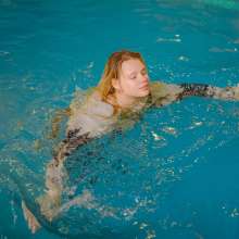 Wet Live Team: Alice Took a Dip in Her Outfit While Diving into the Pool
