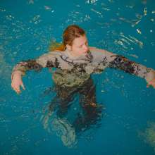 Wet Live Team: Alice Took a Dip in Her Outfit While Diving into the Pool