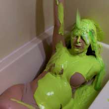 Miss Nicole: Messy Latina Meredith Is Slimed in the Tub