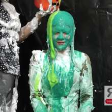 Ready2Wam Studio: Toss the Coin Messy Game with Maya and Diana