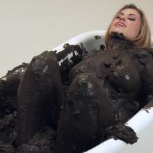 wamfan: Video: Randy gets naked in a tub of dark mud