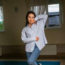 wet.look.me: Wetlook girl in plaid button-down shirt, jeans and sneakers | Wetlook.biz