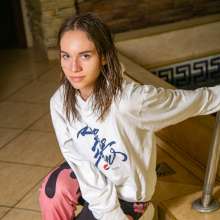 wet.look.me: Wetlook girl in wide jeans and white hooded sweat-shirt | Wetlook.biz