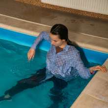wet.look.me: Wetlook girl in plaid button-down shirt, jeans and sneakers | Wetlook.biz
