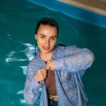 wet.look.me: Wetlook girl in plaid button-down shirt, jeans and sneakers | Wetlook.biz