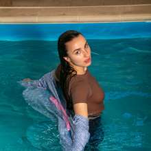 wet.look.me: Wetlook girl in plaid button-down shirt, jeans and sneakers | Wetlook.biz