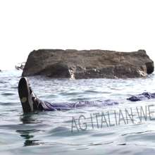 Ag Italian Wetlook: Leyla first time fully-clothed at the sea with sporty outfit!