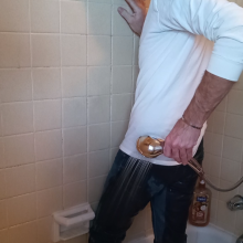 shinyslick_1999: Jeans and white long sleeve shirt getting wet!