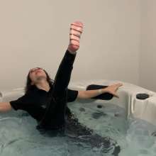 Get Your Snaps: Violet's second clothed bath in 2025