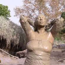 FOXY: Adele final video in mud