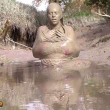 FOXY: Adele final video in mud