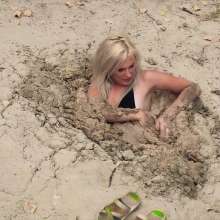 QS4Ever: Lucy Kitty in Beach Sand Trap