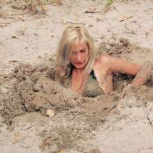 QS4Ever: Lucy Kitty in Beach Sand Trap