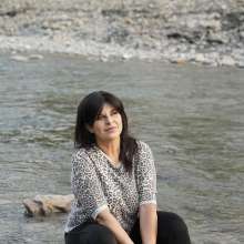 Ag Italian Wetlook: New model Monik in river with leggings, shirt and sneakers