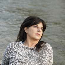 Ag Italian Wetlook: New model Monik in river with leggings, shirt and sneakers