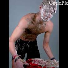 Cutiepied-production: Pierrot 6 : Face Pushed into Pies