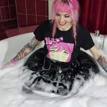 Get Your Snaps: Pinkie starts the foamy bath
