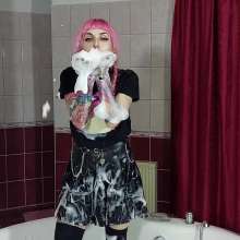 Get Your Snaps: Pinkie starts the foamy bath