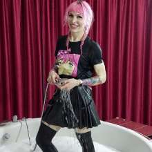Get Your Snaps: Pinkie starts the foamy bath
