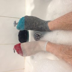 jamcustard22: Ooooppss odds socks in the bath