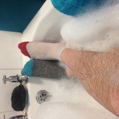 jamcustard22: Ooooppss odds socks in the bath
