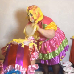 CandyCustard: Candy and Maria pie each other as clowns!