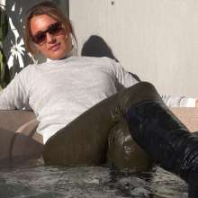 LisaMoomin: Charlotte Wears Great Shiny Jeans In The Hot Tub.