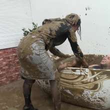 MostWam: Charlotte And Corrine Mud Cleaning