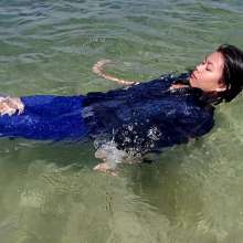 Wetlook-Niro: Denim at the beach