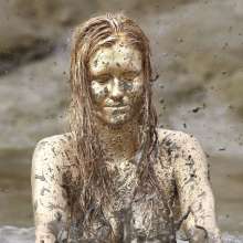 FOXY: Maxi mud in gold--scene II