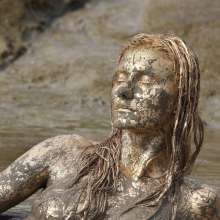 FOXY: Maxi mud in gold--scene II