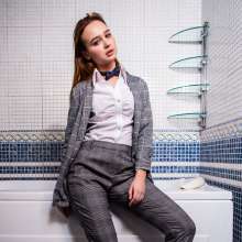 wet.look.me: Update!  Julia takes a bath in a business suit and sneakers!