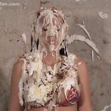 Anglefan: Amanda back for one of her best pie scenes