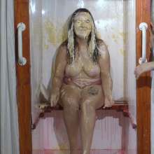 bosunbob: Ellie is in the tank and Ivy has the pies