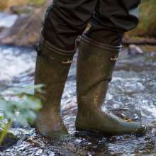 Mud Girl Katie: Men's rubber boots worn by females?