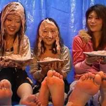 Alumi: 3 young Japanese girls show their feet while pieing each other in the face