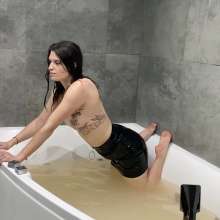 WetPlace: Gorgeous Inna Bath In Skirt