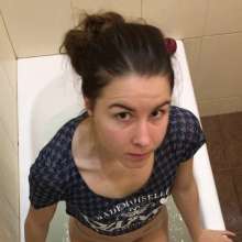 Wet_look_elena: Inna Eats Berries in the Bath