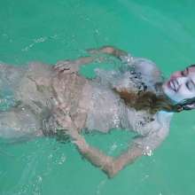 Wet Live Team: She Poured a Cold Bucket of Water over Her Head in the Pool