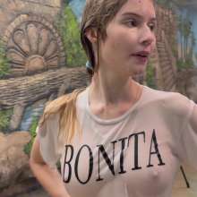 Wet Live Team: She Poured a Cold Bucket of Water over Her Head in the Pool