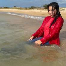 wet.look.me: Wetlook girl at the sunny beach get wet | Wetlook.biz
