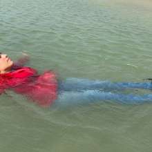 wet.look.me: Wetlook girl at the sunny beach get wet | Wetlook.biz