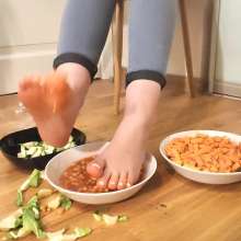 Mia_Mur: I'm Trying to Guess Food by My Toes!