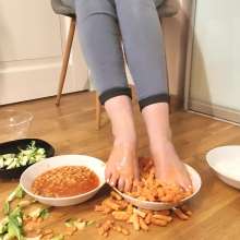 Mia_Mur: I'm Trying to Guess Food by My Toes!