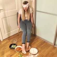 Mia_Mur: I'm Trying to Guess Food by My Toes!