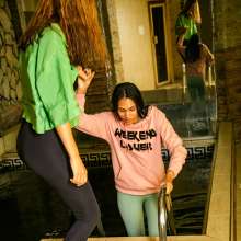 wet.look.me: Wetlook sisters together wearing sports leggings in pool | Wetlook.biz