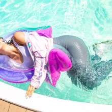 wet.look.me: Wetlook girl in Leggings swims dressed in the pool | Wetlook.biz