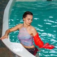 wet.look.me: Wetlook girl in Leggings gets wet in Pool | Wetlook.biz