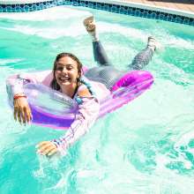 wet.look.me: Wetlook girl in Leggings swims dressed in the pool | Wetlook.biz
